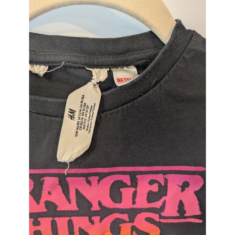 HM Stranger Things Netflix Graphic Tee Black Pink Orange Kids Size 12/14 - Picture 2 of 3
